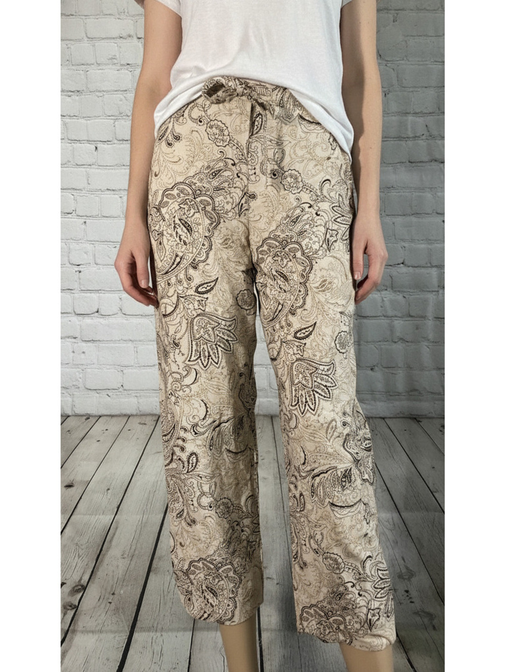 Villager New With Tags Beige Paisley Print Linen blend Crop Pants‎ Med